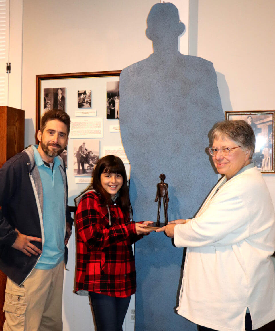 Payton passing the statue over to the Alton Museum