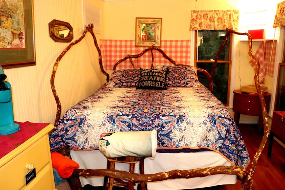 The cute bed in Cozy Cottage