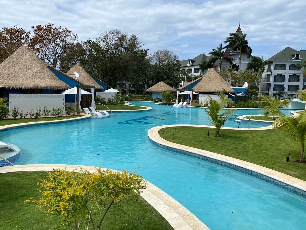 Rondoval pool